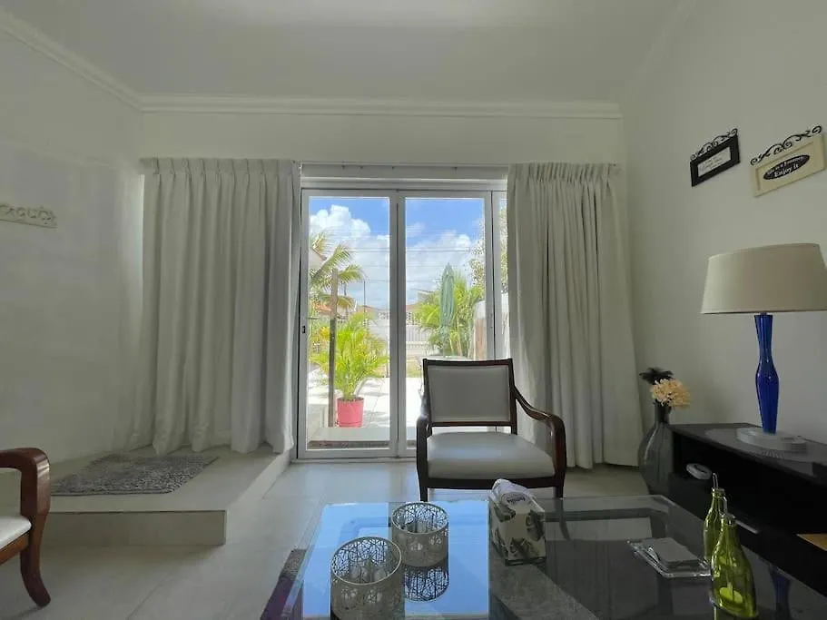 Spacious Apartment In Palm Beach